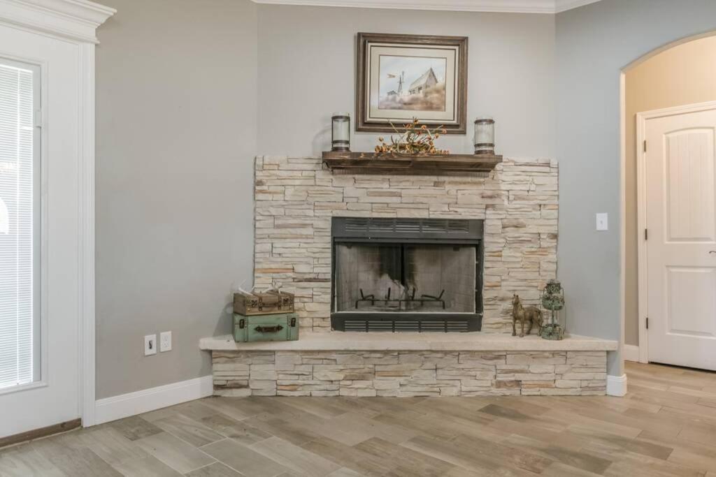 Cheerful 3 Bedroom Home, King Bed, 10 Min From Palo Duro Canyon, Fireplace, Washer Dryer Exterior photo